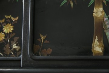 和製アンティーク　唐木　繊細な漆絵が美しい飾り棚　(R-055142)