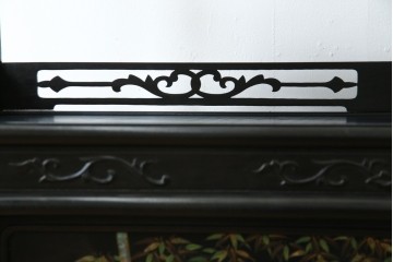 和製アンティーク　唐木　繊細な漆絵が美しい飾り棚　(R-055142)