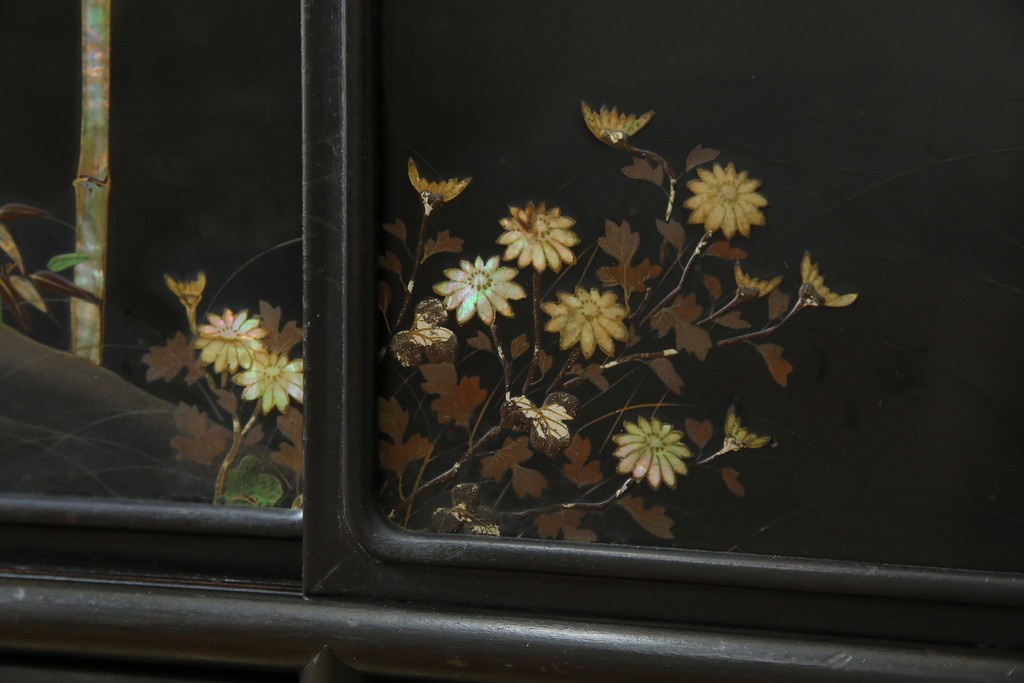 和製アンティーク　唐木　繊細な漆絵が美しい飾り棚　(R-055142)