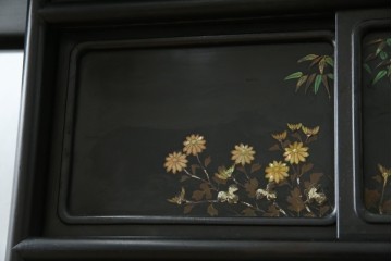 和製アンティーク　唐木　繊細な漆絵が美しい飾り棚　(R-055142)