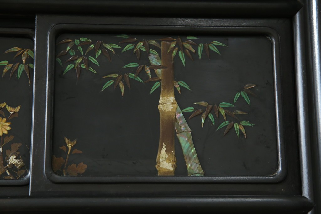 和製アンティーク　唐木　繊細な漆絵が美しい飾り棚　(R-055142)