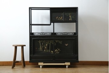 和製アンティーク　唐木　繊細な漆絵が美しい飾り棚　(R-055142)