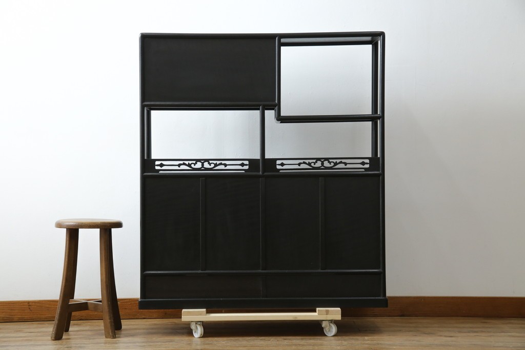 和製アンティーク　唐木　繊細な漆絵が美しい飾り棚　(R-055142)