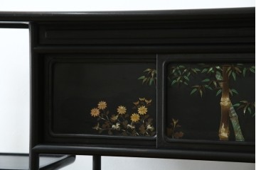 和製アンティーク　唐木　繊細な漆絵が美しい飾り棚　(R-055142)