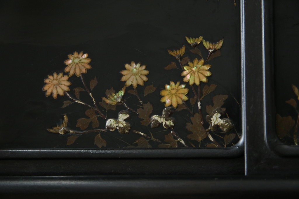 和製アンティーク　唐木　繊細な漆絵が美しい飾り棚　(R-055142)