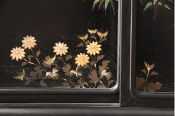 和製アンティーク　唐木　繊細な漆絵が美しい飾り棚(戸棚、収納棚、茶棚)(R-055142)