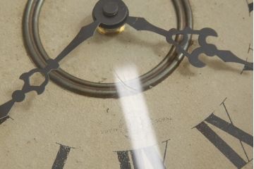 和製アンティーク　AICHI(アイチ、愛知時計電機)　電池式　細やかな彫刻がお洒落なアクセントになる掛け時計(柱時計、古時計)(R-055146)