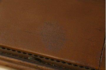 スペインヴィンテージ　本革　飾るものをより素敵に魅せてくれる飾り台　(R-055148)