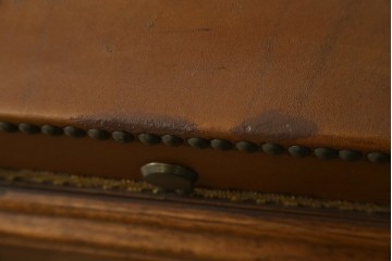 スペインヴィンテージ　本革　飾るものをより素敵に魅せてくれる飾り台　(R-055148)