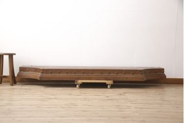 スペインビンテージ　本革　飾るものをより素敵に魅せてくれる飾り台(台座、展示台、飾り棚、ディスプレイ台、ヴィンテージ)(R-055148)