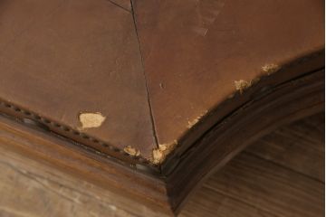 スペインビンテージ　本革　飾るものをより素敵に魅せてくれる飾り台(台座、展示台、飾り棚、ディスプレイ台、ヴィンテージ)(R-055148)