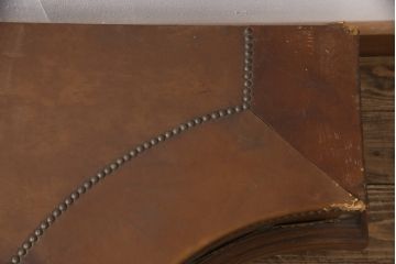 スペインビンテージ　本革　飾るものをより素敵に魅せてくれる飾り台(台座、展示台、飾り棚、ディスプレイ台、ヴィンテージ)(R-055148)