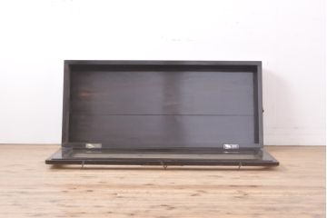 和製アンティーク　コレクションのディスプレイにおすすめ!ゴールドの装飾がアクセントになる壁掛けガラスケース(ショーケース、陳列ケース)(R-055159)