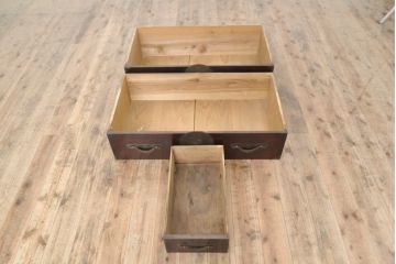 アンティーク家具　明治大正期　前面栗材　巾着と打ち出の小槌、宝尽くしの金具が魅力的な米沢箪笥(重ね箪笥、衣装箪笥、収納箪笥、引き出し)(R-055161)