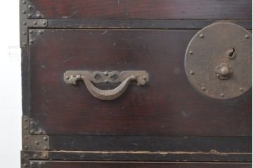 アンティーク家具　明治大正期　前面栗材　巾着と打ち出の小槌、宝尽くしの金具が魅力的な米沢箪笥(重ね箪笥、衣装箪笥、収納箪笥、引き出し)(R-055161)