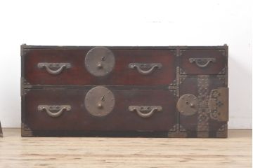 アンティーク家具　明治大正期　前面栗材　巾着と打ち出の小槌、宝尽くしの金具が魅力的な米沢箪笥(ローチェスト、ローボード、衣装箪笥、収納箪笥、引き出し)(R-055162)
