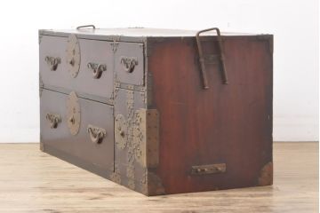 アンティーク家具　明治大正期　前面栗材　巾着と打ち出の小槌、宝尽くしの金具が魅力的な米沢箪笥(ローチェスト、ローボード、衣装箪笥、収納箪笥、引き出し)(R-055162)