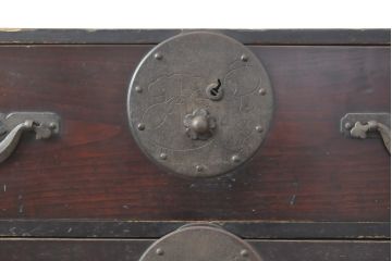 アンティーク家具　明治大正期　前面栗材　巾着と打ち出の小槌、宝尽くしの金具が魅力的な米沢箪笥(ローチェスト、ローボード、衣装箪笥、収納箪笥、引き出し)(R-055162)