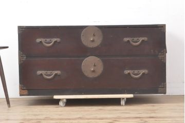 アンティーク家具　明治大正期　前面栗材　巾着と打ち出の小槌、宝尽くしの金具が魅力的な米沢箪笥(ローチェスト、ローボード、衣装箪笥、収納箪笥、引き出し)(R-055163)