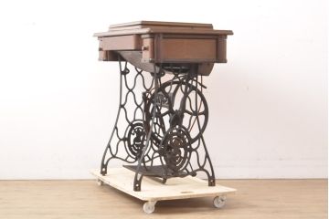 ジャンク品　SINGER(シンガー)社　お洒落なアンティークの空間を演出するシンガーミシン(ミシンテーブル、ミシン台、足踏み、ディスプレイ)(R-055165)