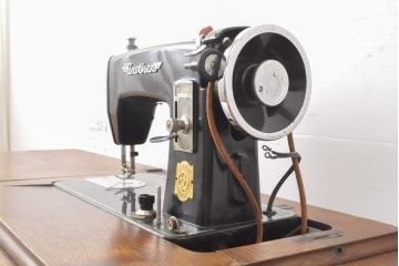 ジャンク品　SINGER(シンガー)社　お洒落なアンティークの空間を演出するシンガーミシン(ミシンテーブル、ミシン台、足踏み、ディスプレイ)(R-055165)