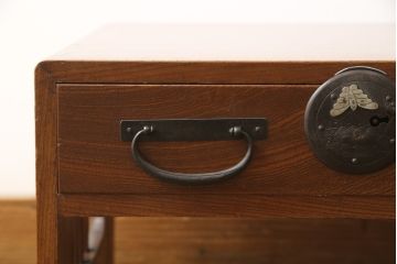 和製アンティーク　二本松産　総ケヤキ材　蝶をあしらった金具がアクセントの文机(座机、ローテーブル)(R-055193)
