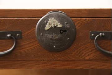 和製アンティーク　二本松産　総ケヤキ材　蝶をあしらった金具がアクセントの文机(座机、ローテーブル)(R-055193)
