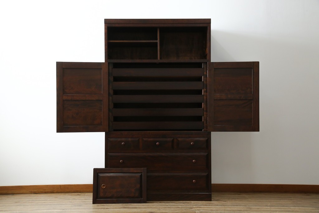 中古　美品　松本民芸家具　直線的なデザインがシックな印象を醸し出すD型和タンス　定価約67万円　(R-055196)