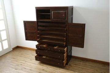 中古　美品　松本民芸家具　直線的なデザインがシックな印象を醸し出すD型和タンス　定価約67万円　(R-055196)