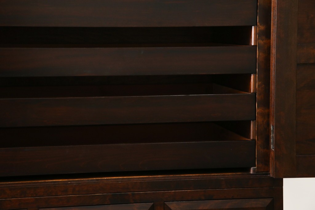 中古　美品　松本民芸家具　直線的なデザインがシックな印象を醸し出すD型和タンス　定価約67万円　(R-055196)