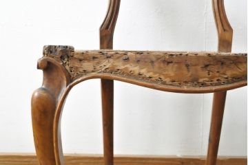 イギリスアンティーク　マホガニー材　繊細なレリーフが優雅な印象を高めるバルーンバックチェア(ダイニングチェア、椅子)(R-055200)