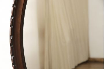 イギリスアンティーク　レリーフがお洒落なアクセントになるウォールミラー(壁掛け鏡)(R-055217)