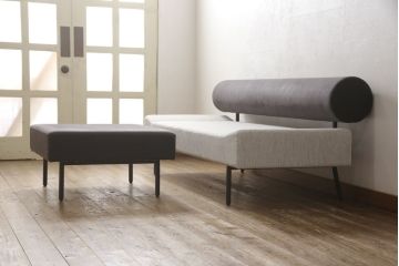 中古　展示極美品　2020年3月購入　IDEE(イデー)　DIVANCO(ディヴァンコ)　スタイリッシュなデザインが魅力の3人掛けソファ+オットマンセット(3Pソファ、三人掛けソファ)(定価約42万円)(R-055221)