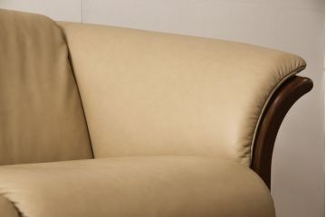 中古　美品　EKORNES(エコーネス)　Manhattan(マンハッタン)　本革　上質なくつろぎの空間づくりにおすすめの3人掛けソファ(レザー、三人掛けソファ、3Pソファ)(定価約43万円)(R-055222)
