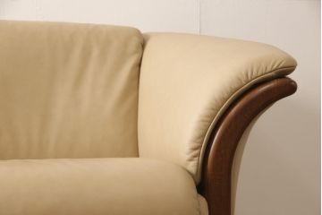 中古　美品　EKORNES(エコーネス)　Manhattan(マンハッタン)　本革　上質なくつろぎの空間づくりにおすすめの3人掛けソファ(レザー、三人掛けソファ、3Pソファ)(定価約43万円)(R-055222)
