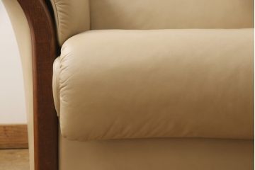 中古　美品　EKORNES(エコーネス)　Manhattan(マンハッタン)　本革　上質なくつろぎの空間づくりにおすすめの3人掛けソファ(レザー、三人掛けソファ、3Pソファ)(定価約43万円)(R-055222)