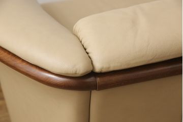 中古　美品　EKORNES(エコーネス)　Manhattan(マンハッタン)　本革　上質なくつろぎの空間づくりにおすすめの3人掛けソファ(レザー、三人掛けソファ、3Pソファ)(定価約43万円)(R-055222)
