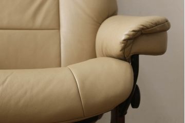 中古　美品　EKORNES(エコーネス)　Mayfair(メイフェア)　本革　極上のくつろぎの時間を演出するストレスレスチェア(M)+オットマンセット(アームチェア、リクライニングチェア、椅子、レザー)(定価約30万円)(R-055223)