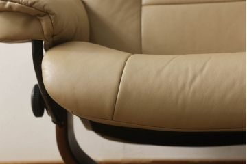 中古　美品　EKORNES(エコーネス)　Mayfair(メイフェア)　本革　極上のくつろぎの時間を演出するストレスレスチェア(M)+オットマンセット(アームチェア、リクライニングチェア、椅子、レザー)(定価約30万円)(R-055223)