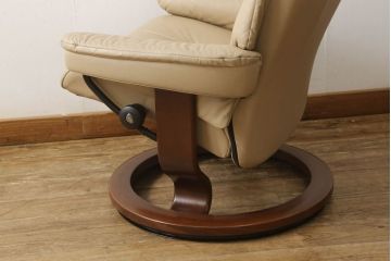 中古　美品　EKORNES(エコーネス)　Mayfair(メイフェア)　本革　極上のくつろぎの時間を演出するストレスレスチェア(M)+オットマンセット(アームチェア、リクライニングチェア、椅子、レザー)(定価約30万円)(R-055223)