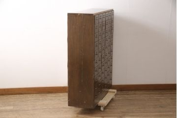 昭和レトロ　店舗什器にもおすすめ!!小物収納にうってつけのネームプレート付き引き出し60杯(チェスト、ドロワー、サイドチェスト)(R-055265)