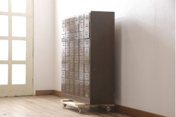 昭和レトロ　店舗什器にもおすすめ!!小物収納にうってつけのネームプレート付き引き出し60杯(チェスト、ドロワー、サイドチェスト)(R-055265)
