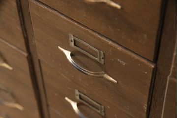 昭和レトロ　店舗什器にもおすすめ!!小物収納にうってつけのネームプレート付き引き出し60杯(チェスト、ドロワー、サイドチェスト)(R-055265)