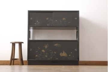 中古　美品　モリシゲ(MORISHIGE/森繁)　漆絵　繊細な絵柄が上品な雰囲気を醸し出す和棚(飾り棚、戸棚、茶棚)(R-055266)