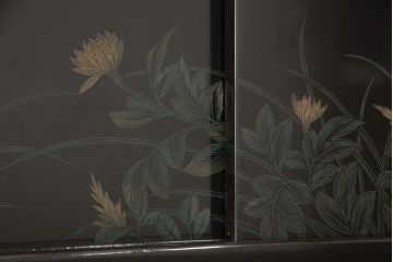 中古　美品　モリシゲ(MORISHIGE/森繁)　漆絵　繊細な絵柄が上品な雰囲気を醸し出す和棚(飾り棚、戸棚、茶棚)(R-055266)