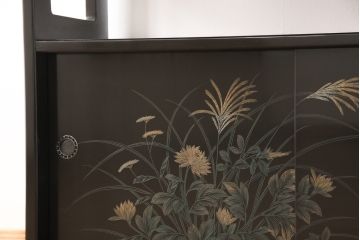 中古　美品　モリシゲ(MORISHIGE/森繁)　漆絵　繊細な絵柄が上品な雰囲気を醸し出す和棚(飾り棚、戸棚、茶棚)(R-055266)