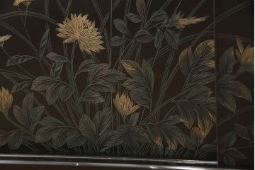 中古　美品　モリシゲ(MORISHIGE/森繁)　漆絵　繊細な絵柄が上品な雰囲気を醸し出す和棚(飾り棚、戸棚、茶棚)(R-055266)