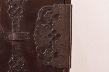 和製アンティーク　前面栗材　時を経て渋さを増した金具が魅力的な米沢箪笥(衣装箪笥、収納箪笥、和タンス、引き出し、チェスト)(R-055276)