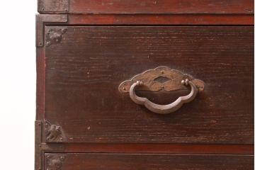 和製アンティーク　前面栗材　時を経て渋さを増した金具が魅力的な米沢箪笥(衣装箪笥、収納箪笥、和タンス、引き出し、チェスト)(R-055276)