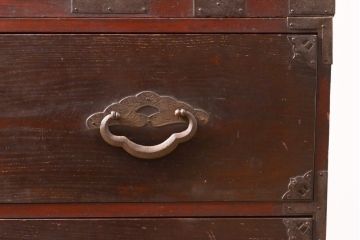 和製アンティーク　前面栗材　時を経て渋さを増した金具が魅力的な米沢箪笥(衣装箪笥、収納箪笥、和タンス、引き出し、チェスト)(R-055276)